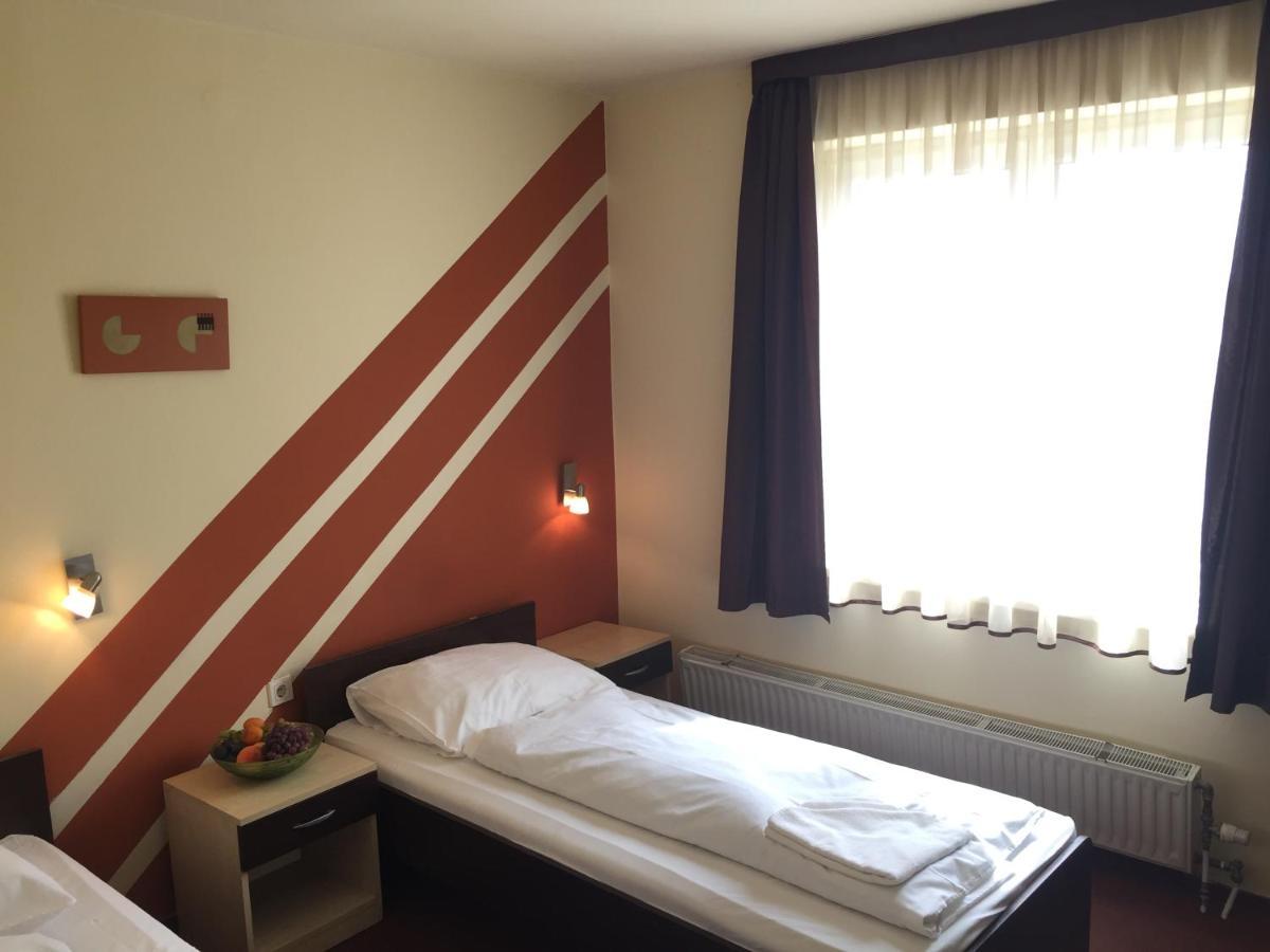 City Hotel Agoston ペーチ エクステリア 写真