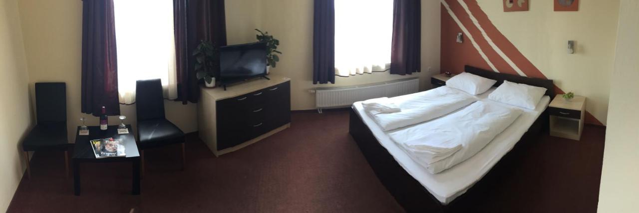 City Hotel Agoston ペーチ エクステリア 写真