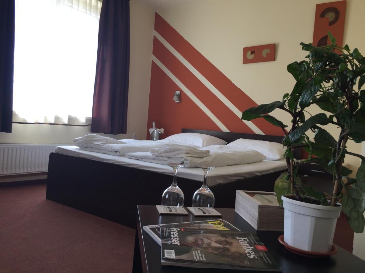 City Hotel Agoston ペーチ エクステリア 写真