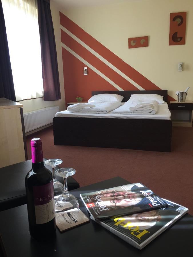 City Hotel Agoston ペーチ エクステリア 写真